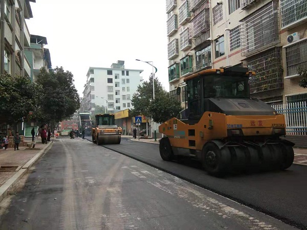新田 社區(qū)道路“白改黑”提質(zhì)改造步入快車道 通訊工程